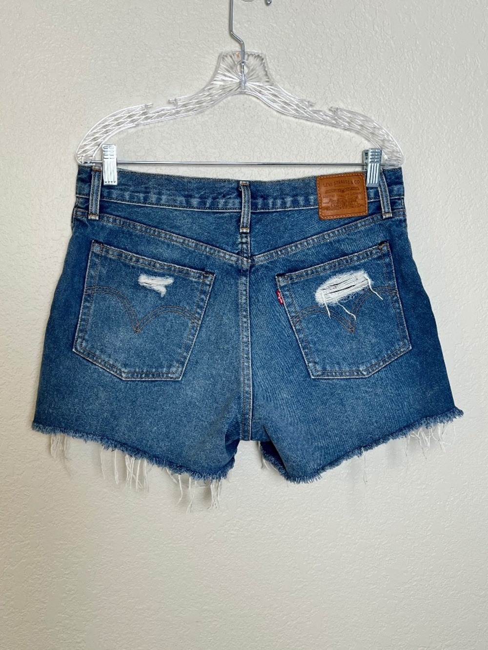 *FIRM PRICE* Levi’s Wedgie High Rise Distressed Raw Hem Jean Shorts - Picture 4 of 15